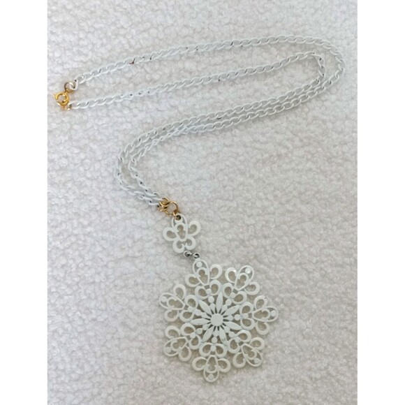 Vintage White Enamel Medallion Filigree Snowflake Pendant Necklace - Picture 6 of 7